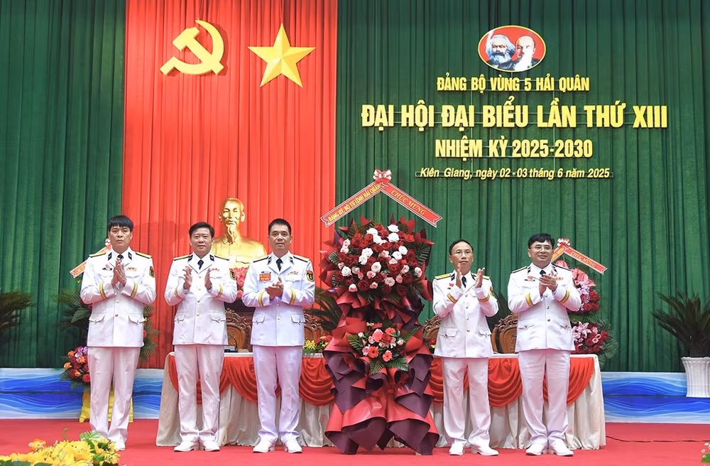 2-thieu-tuong-nguyen-an-phong-thu-ba-tu-phai-qua-tang-hoa-chuc-mung-dai-hoi.jpg