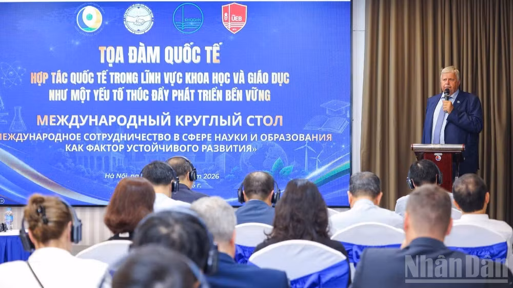 Ông Andrey Belyaninov, Tổng thư ký Hội đồng nhân dân thế giới, Thành viên Ủy ban UNESCO Liên bang Nga chia sẻ tại tọa đàm.