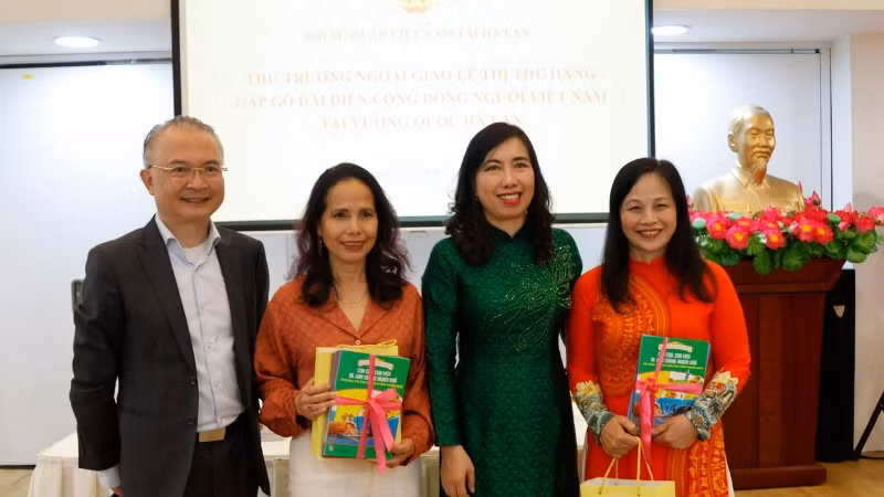 Thứ trưởng Ngoại giao Lê Thị Thu Hằng tặng sách giảng dạy tiếng Việt cho đại diện cộng đồng người Việt tại Hà Lan. (Ủy ban Nhà nước về người Việt Nam ở nước ngoài)