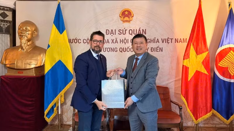 Đại sứ Trần Văn Tuấn tiếp Đại sứ Cuba Raúl Delgado Concepción nhân dịp ông mới sang nhận nhiệm vụ công tác tại Thụy Điển. (Ảnh do Đại sứ quán Việt Nam tại Thụy Điển cung cấp)