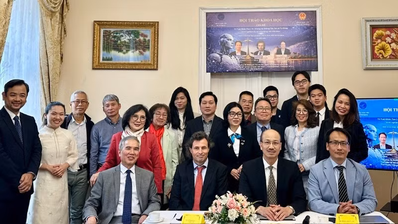 Các đại biểu tham dự Hội thảo chụp ảnh kỷ niệm. (Ảnh do Đại sứ quán Việt Nam tại Hungary cung cấp)