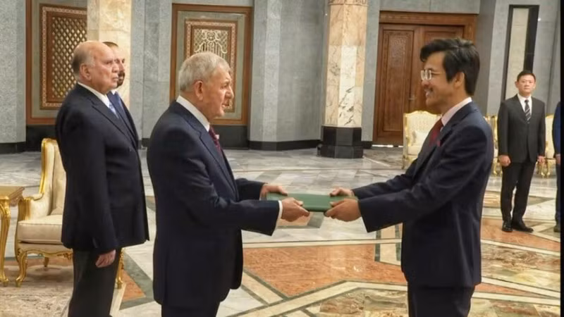 Đại sứ Nguyễn Lương Ngọc đã trình Thư ủy nhiệm lên Tổng thống Cộng hòa Iraq Abdul Latif Jamal Rashid. (Ảnh: Đại sứ quán Việt Nam tại Iran)