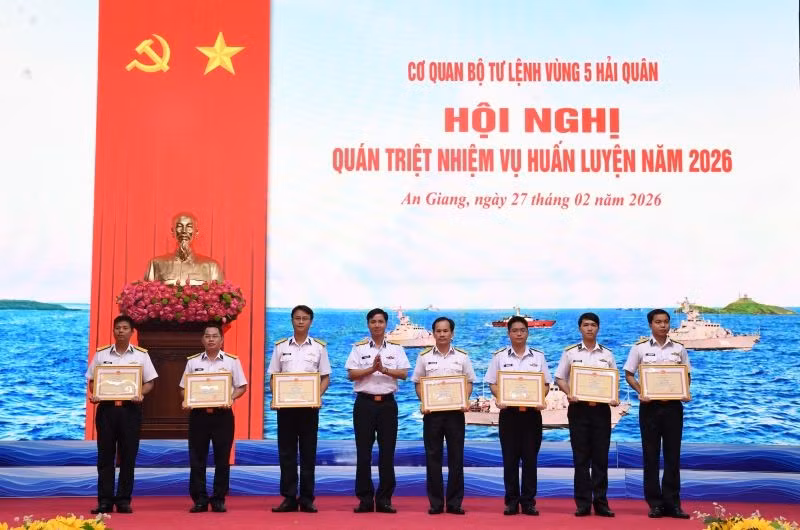 4thu-truong-bo-tu-lenh-vung-5-hai-quan-trao-thuong-cho-cac-tap-the-ca-nhan-co-thanh-tich-xuat-sac.jpg