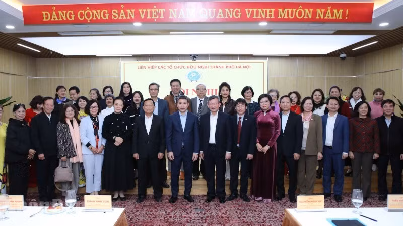 Các đại biểu tham dự hội nghị chụp ảnh kỷ niệm.