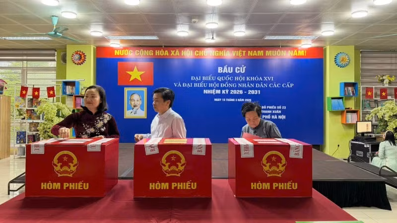 Đồng chí Phạm Thúy Chinh - Phó Chủ nhiệm Ủy ban Kinh tế tài chính Quốc hội và đồng chí Bùi Trung Kiên - Phó Cục trưởng Cục Quản trị Văn phòng Quốc hội bỏ phiếu tại khu vực bỏ phiếu số 23, phường Thanh Xuân.