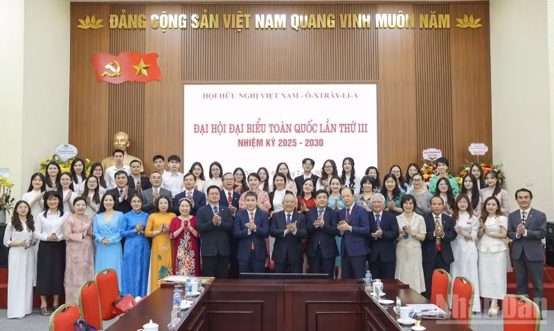 Ban Chấp hành Hội Hữu nghị Việt Nam-Australia khóa IV, nhiệm kỳ 2025-2030 ra mắt Đại hội. (Ảnh: KHÁNH LAN)