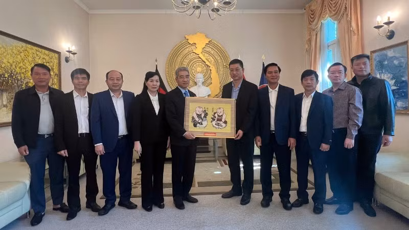 Đoàn cán bộ tỉnh Bắc Ninh trao quà kỷ niệm tặng Đại sứ Nguyễn Đắc Thành. (Ảnh do Đại sứ quán cung cấp)