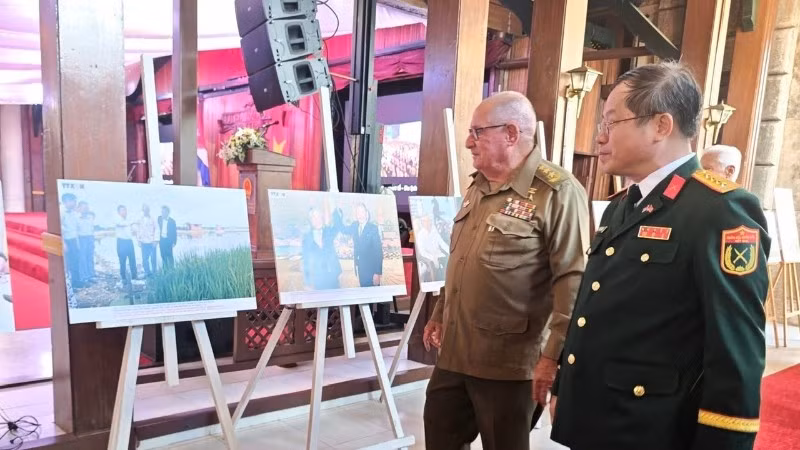 Các đại biểu tham quan triển lãm ảnh về 65 năm quan hệ Việt Nam-Cuba. (Ảnh: Đại sứ quán Việt Nam tại Cuba) 
