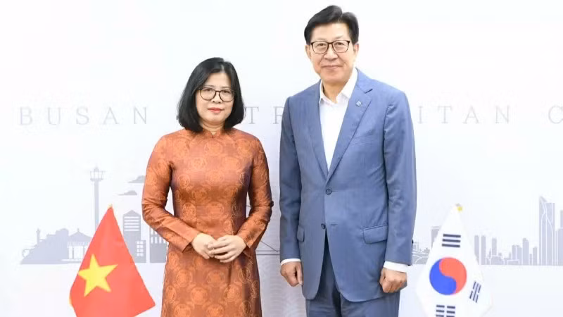 Tổng lãnh sự Việt Nam tại Busan (Hàn Quốc) Đoàn Phương Lan và Thị trưởng thành phố Busan Park Heong Joon. (Ảnh: Tổng lãnh sự Việt Nam tại Busan)