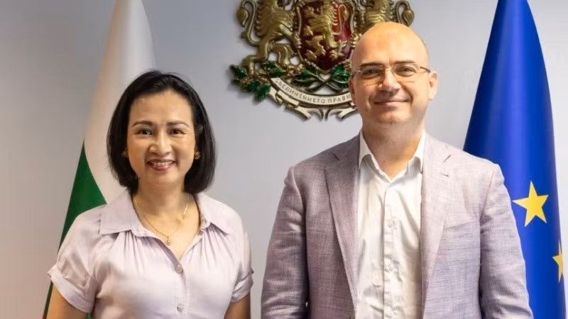 Đại sứ Nguyễn Thị Minh Nguyệt và Bộ trưởng Du lịch Bulgaria Ilin Dimitrov. (Ảnh: Đại sứ quán Việt Nam tại Bulgaria cung cấp)