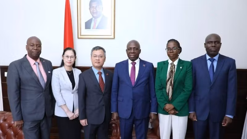 Bộ trưởng Ngoại giao Angola Téte António (thứ 3 từ phải sang) và Đại sứ Dương Chính Chức cùng các thành viên tham dự buổi tiếp chụp ảnh kỷ niệm. (Ảnh: Đại sứ quán Việt Nam tại Angola cung cấp)