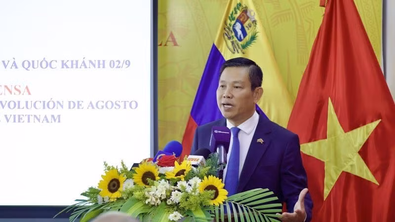 Đại sứ Vũ Trung Mỹ phát biểu tại buổi họp báo. (Ảnh: Đại sứ quán Việt Nam tại Venezuela)