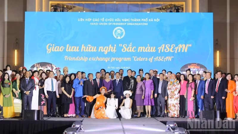 Các đại biểu tham dự chương trình giao lưu hữu nghị " Rực rỡ ASEAN" chụp ảnh kỷ niệm. (Ảnh: KHÁNH LAN)