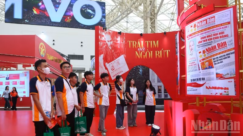 Tân sinh viên K76 Trường đại học Công nghệ Giao thông vận tải (UTT) tham quan gian trưng bày của Báo Nhân Dân tại Triển lãm 80 năm hành trình Độc lập-Tự do-Hạnh phúc.