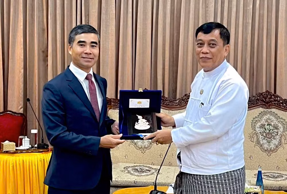 Đại sứ Nguyễn Anh Đức và Thủ hiến vùng Yangon Aung Naing Thu. (Ảnh: Đại sứ quán Việt Nam tại Myanmar cung cấp)