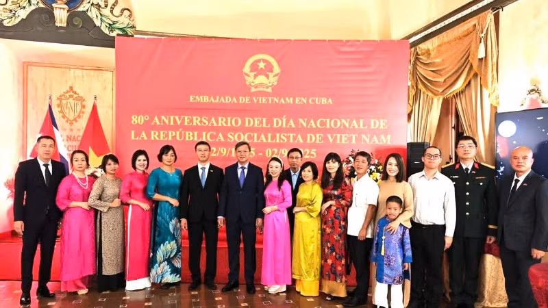 Toàn thể cán bộ, nhân viên Đại sứ quán Việt Nam tại Cuba chụp ảnh kỷ niệm tại buổi lễ. (Ảnh: Đại sứ quán Việt Nam tại Cuba)