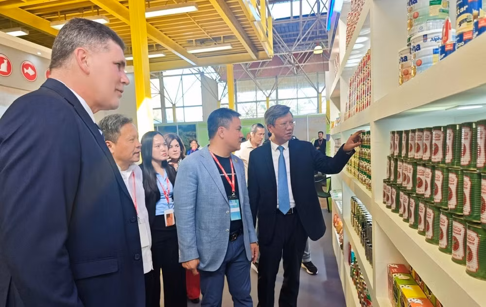 Phó Thủ tướng, Bộ trưởng Ngoại thương và Đầu tư nước ngoài Cuba Oscar Pérez-Oliva và Đại sứ Lê Quang Long thăm gian hàng của doanh nghiệp Việt Nam. (Ảnh: Đại sứ quán Việt Nam tại Cuba)