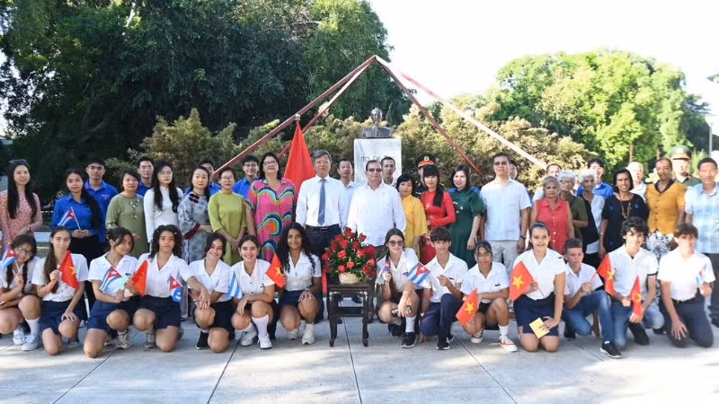Cán bộ Đại sứ quán và đại diện lãnh đạo Viện Cuba Hữu nghị với các dân tộc cùng đông đảo các bạn trẻ hai nước Việt Nam-Cuba tham dự lễ dâng hoa tại Công viên Hồ Chí Minh. (Ảnh do Đại sứ Việt Nam tại Cuba cung cấp)