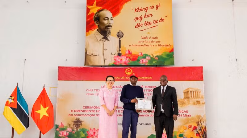 Đại sứ Trần Thị Thu Thìn và Tiến sĩ Helio Martins Mudender, Giám đốc Sở Giáo dục thành phố Maputo trao phần thưởng cho thí sinh đạt giải Nhất cuộc thi. (Ảnh do Đại sứ quán Việt Nam tại Mozambique cung cấp)