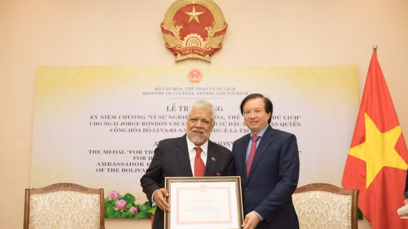 Thứ trưởng Văn hóa, Thể thao và Du lịch Tạ Quang Đông trao Kỷ niệm chương "Vì sự nghiệp Văn hóa, Thể thao và Du lịch" tặng Đại sứ Venezuela Jorge Rondon Uzcategui nhân dịp kết thúc nhiệm kỳ công tác tại Việt Nam. (Ảnh: Bộ Văn hóa, Thể thao và Du lịch)