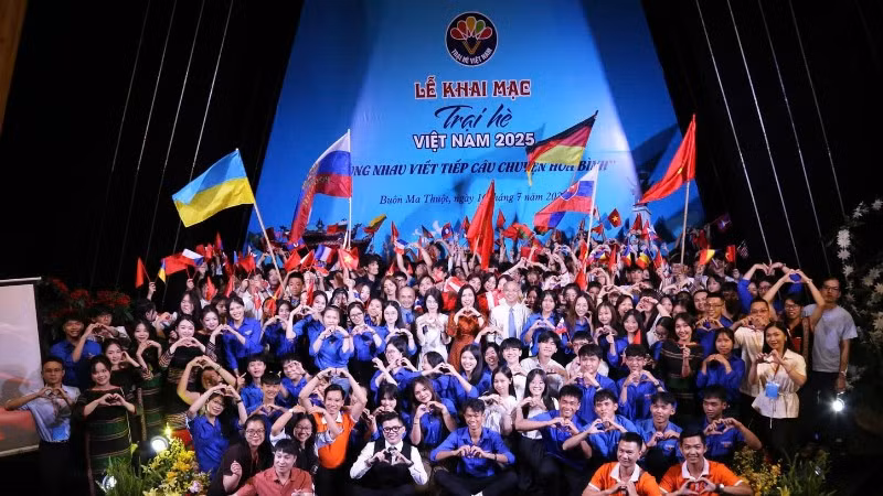 110 đại biểu kiều bào nhận hoa chúc mừng và chụp ảnh chung cùng các lãnh đạo. (Ảnh: Ủy ban Nhà nước về người Việt Nam ở nước ngoài)