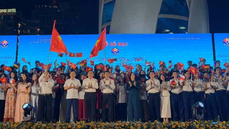 Các đại biểu tham dự Lễ bế mạc Trại hè Việt Nam 2026 chụp ảnh kỷ niệm. (Ảnh: Ủy ban Nhà nước về người Việt Nam ở nước ngoài cung cấp)