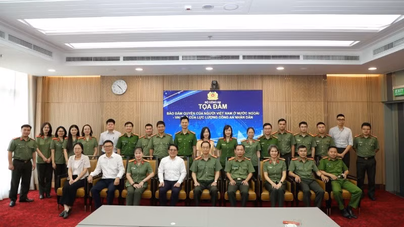 Các đại biểu tham dự Tọa đàm chụp ảnh kỷ niệm. (Ảnh do Cục Đối ngoại, Bộ Công an cung cấp)