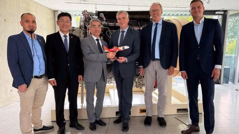 Đại sứ Nguyễn Đắc Thành và đại diện VietJet Air trao quà lưu niệm tặng lãnh đạo Cục Hàng không Liên bang Đức. (Ảnh: Đại sứ quán Việt Nam tại Liên bang Đức cung cấp)