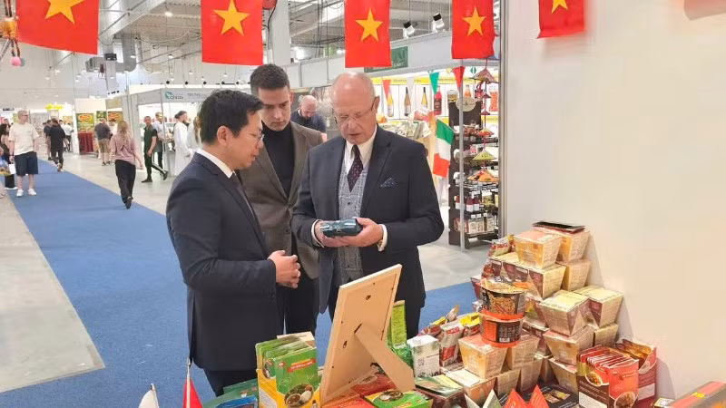 Đại sứ Hà Hoàng Hải giới thiệu với Chủ tịch Ptak Warsaw Expo Tomasz Szypuła về các sản phẩm của Việt Nam. (Ảnh do Đại sứ quán Việt Nam tại Ba Lan cung cấp)
