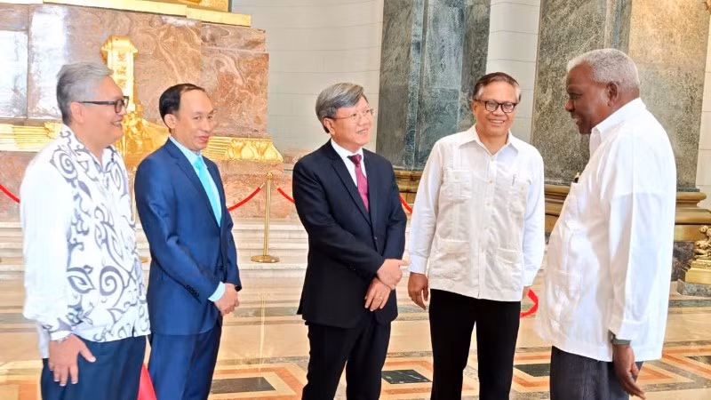Chủ tịch Quốc hội và Hội đồng Nhà nước Cuba Esteban Lazo Hernández trao đổi với các Đại sứ và Trưởng Cơ quan đại diện các nước châu Á và châu Đại Dương tại Cuba trước thềm cuộc gặp. (Ảnh do Đại sứ quán Việt Nam tại Cuba)