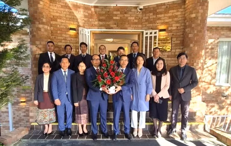 Đoàn cán bộ Đại sứ quán Lào tại Australia đến thăm, chúc mừng Đại sứ quán Việt Nam nhân kỷ niệm 81 năm Quốc khánh 2/9. (Ảnh: Đại sứ quán Việt Nam tại Australia cung cấp)