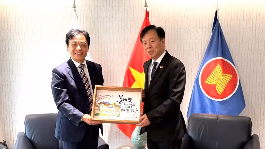 Lãnh đạo huyện Bonghwa tặng Đại sứ quán Kỷ niệm chương về Dự án K-Vietnam Valley. (Ảnh: Đại sứ quán Việt Nam tại Hàn Quốc cung cấp)