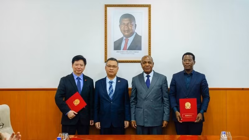 Bộ trưởng Nông Lâm Angola Isaac Maria dos Anjos và Đại sứ Dương Chính Chức chứng kiến Lễ ký Biên bản về việc triển khai Dự án hỗ trợ kỹ thuật phát triển nông lâm nghiệp bền vững cho Angola. (Ảnh: Đại sứ quán Việt Nam tại Angola)