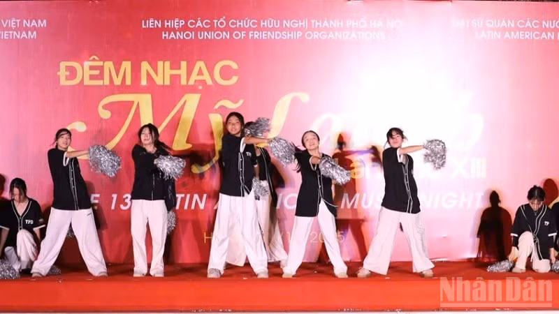 Một tiết mục văn nghệ được biểu diễn tại đêm nhạc.