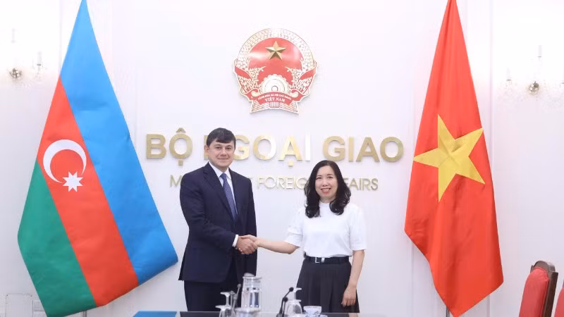 Thứ trưởng Ngoại giao Lê Thị Thu Hằng và Chủ tịch Ủy ban Nhà nước về người Azerbaijan Fuad Muradov. (Ảnh: Nguồn Ủy ban Nhà nước về người Việt Nam ở nước ngoài)