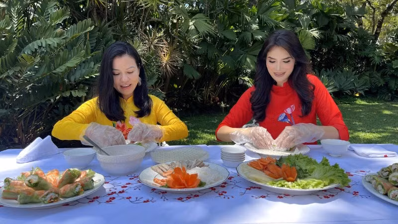 Hoa hậu Mística Núñez trực tiếp tham gia chế biến một số món ăn truyền thống của Việt Nam. (Ảnh do Đại sứ quán Việt Nam tại Venezuela cung cấp)
