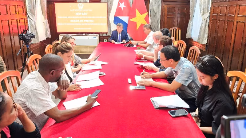 Đại sứ Lê Quang Long thông tin tới các cơ quan truyền thông Cuba về Đại hội đại biểu toàn quốc lần thứ XIV của Đảng Cộng sản Việt Nam. (Ảnh: Đại sứ quán Việt Nam tại Cuba)