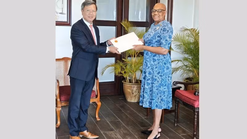 Đại sứ Lê Quang Long trình Quốc thư lên Toàn quyền Liên bang Saint Kitts và Nevis Dame Marcella Liburd. (Ảnh: Đại sứ quán Việt Nam tại Cuba)