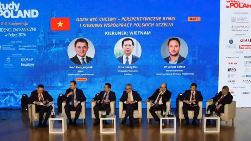 Đại sứ Hà Hoàng Hải (thứ 3 từ trái sang) tham dự và thảo luận tại phiên toàn thể Hội thảo. (Ảnh: Đại sứ quán Việt Nam tại Ba Lan)