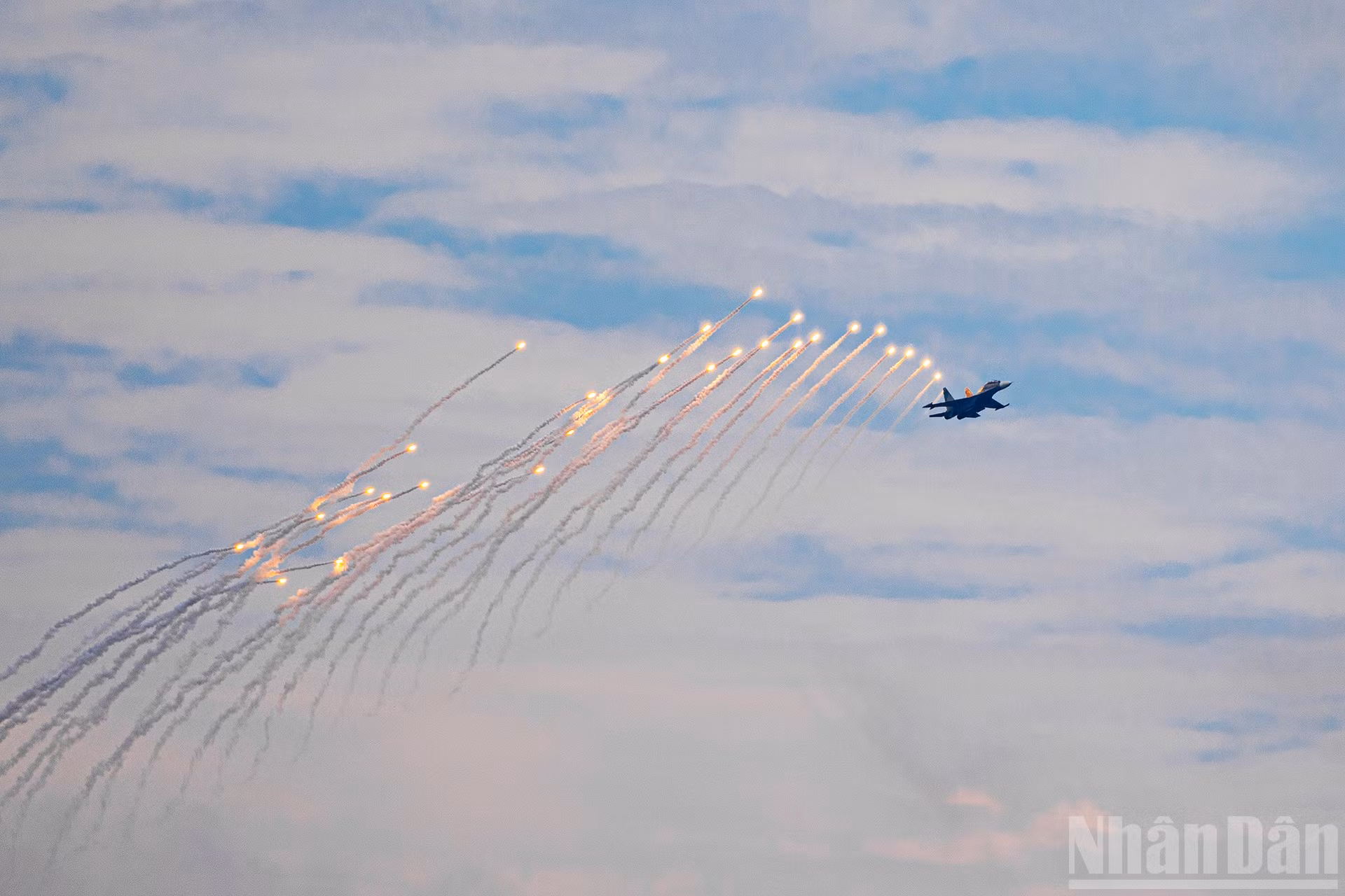 Tiêm kích SU-30MK2 thả bẫy nhiệt trên bầu trời Thủ đô.