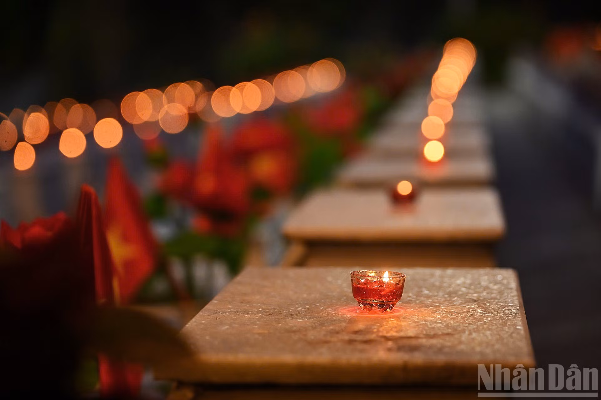 Những ngọn nến thắm đỏ được thắp lên trên phần mộ những người con ưu tú của dân tộc tại Nghĩa trang Liệt sĩ quốc gia Vị Xuyên tối 14/7.