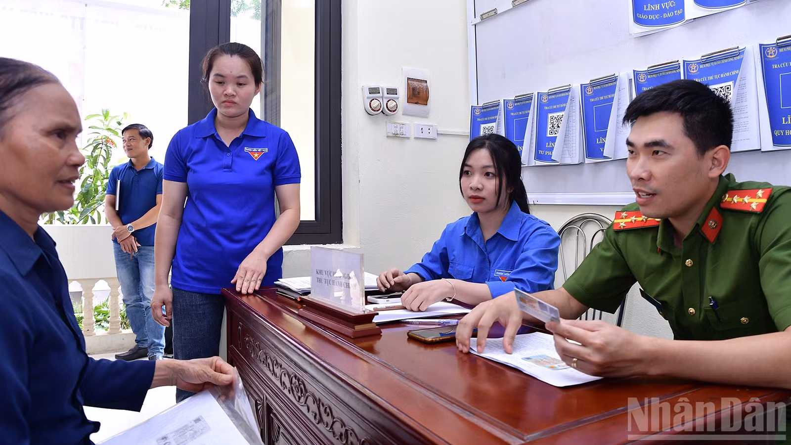 Người dân có nhu cầu giải quyết thủ tục hành chính luôn nhận được sự hỗ trợ tận tình của cán bộ và các tình nguyện viên tại trụ sở Ủy ban nhân dân xã Minh Châu (Hà Nội).