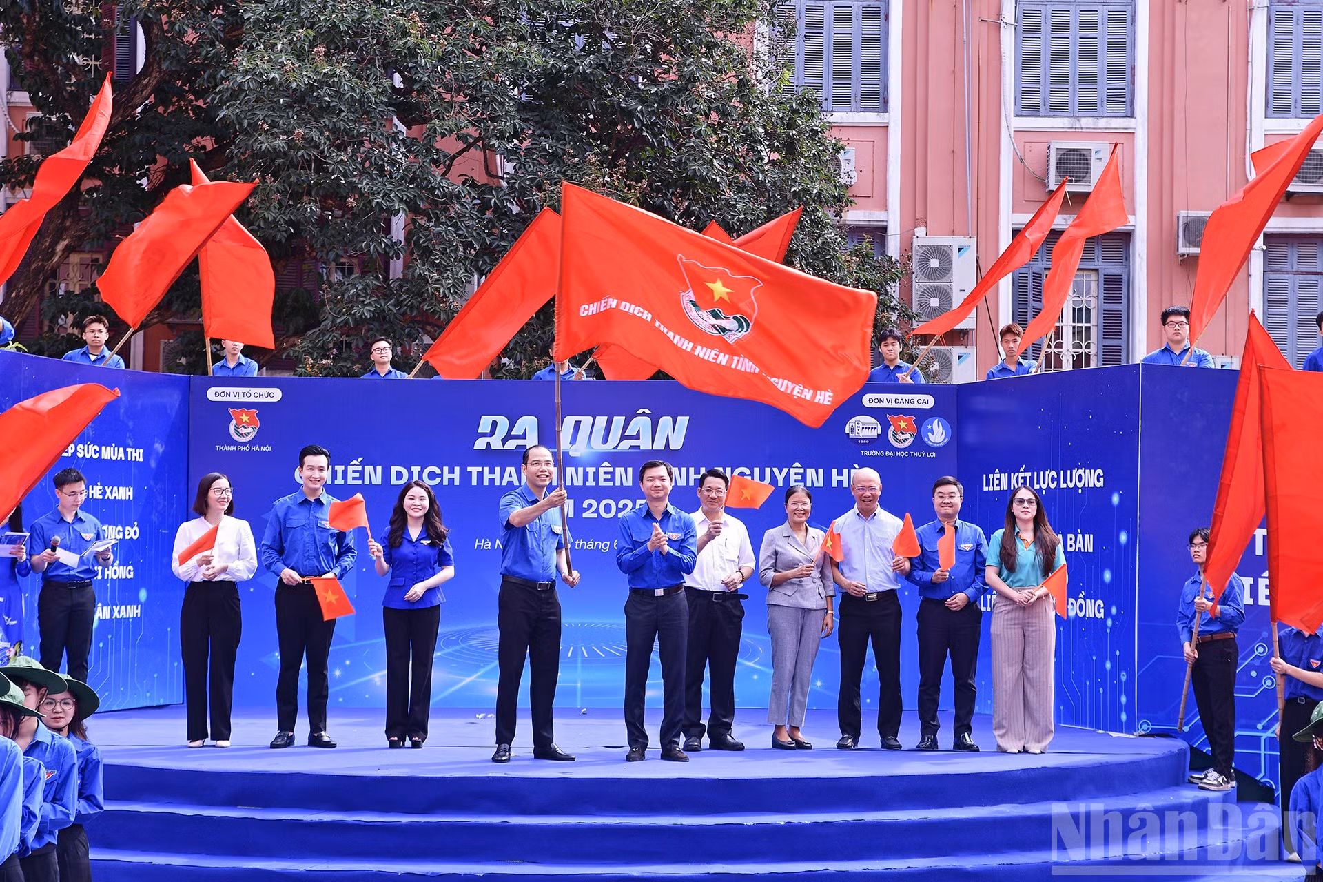 Đại diện Trung ương Đoàn, Thành đoàn Hà Nội và các đơn vị liên quan thực hiện nghi thức khởi động Chiến dịch "Thanh niên tình nguyện hè" năm 2025.