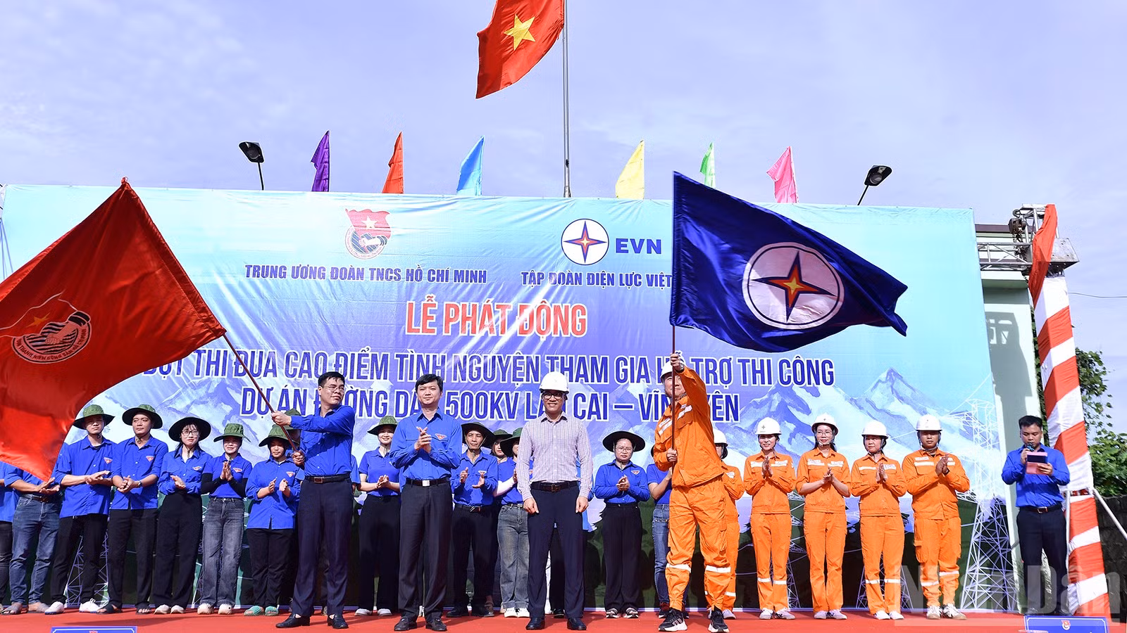 Bí thư Trung ương Đoàn, Chủ tịch Hội Sinh viên Việt Nam Nguyễn Minh Triết (thứ 2 từ trái sang, hàng đầu) cùng đại diện các đơn vị liên quan thực hiện nghi lễ phát động đợt cao điểm tại thôn Xả Hồ.