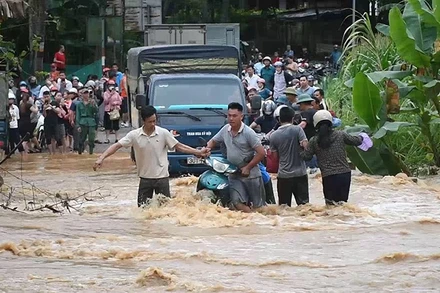 Người dân xã Yên Phú hỗ trợ nhau di chuyển tài sản đến nơi an toàn.
