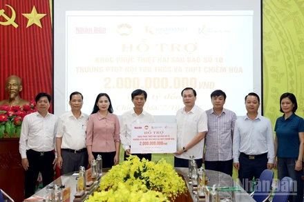 Đại diện Quỹ "Khởi sự từ tâm" trao 2 tỷ đồng hỗ trợ khắc phục hậu quả bão số 10 cho đại diện lãnh đạo xã Chiêm Hóa dưới sự chứng kiến của Ủy ban Mặt trận Tổ quốc Việt Nam tỉnh và Văn phòng đại diện Báo Nhân Dân tại Tuyên Quang.