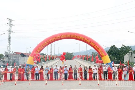 Các đại biểu cắt băng khánh thành dự án đầu tư xây dựng cầu và tuyến đường tránh thị trấn Sơn Dương tại xã Sơn Dương, tỉnh Tuyên Quang.