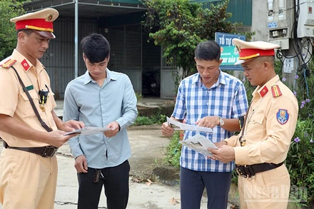 Cán bộ, chiến sĩ Trạm Cảnh sát giao thông Hàm Yên, Công an tỉnh Tuyên Quang tuyên truyền các quy định bảo đảm trật tự an toàn giao thông cho người dân.