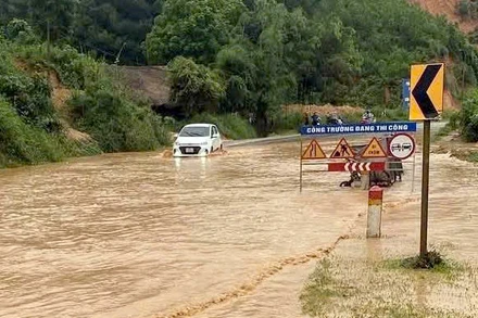 Mưa lớn gây ngập úng tại Km35 Quốc lộ 2, đoạn qua địa phận huyện Hàm Yên, tỉnh Tuyên Quang.