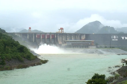 Hồ thủy điện Tuyên Quang mở liên tiếp cửa xả đáy thứ 4 và thứ 5 bảo đảm an toàn công trình.
